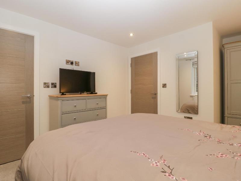 Flat 2 38 Preston Road - image 15