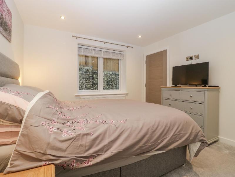 Flat 2 38 Preston Road - image 9