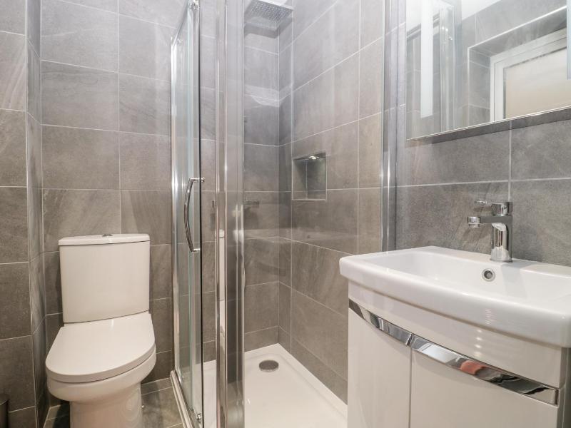 Flat 2 38 Preston Road - image 19