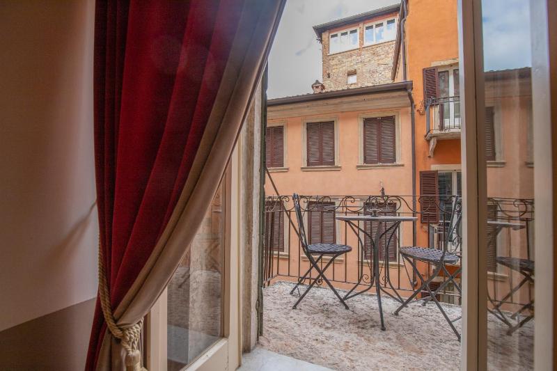 Large One-Bedroom Apartment with Balcony image 4