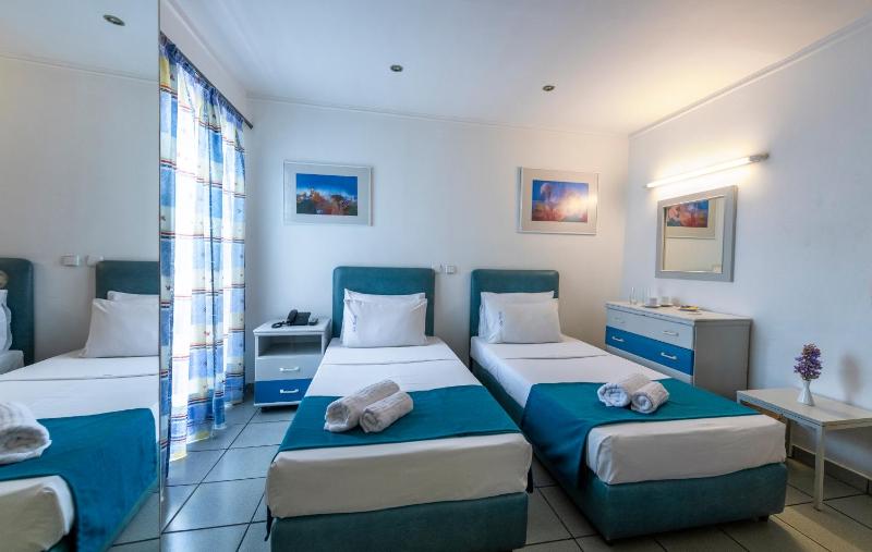 Twin Room image 4