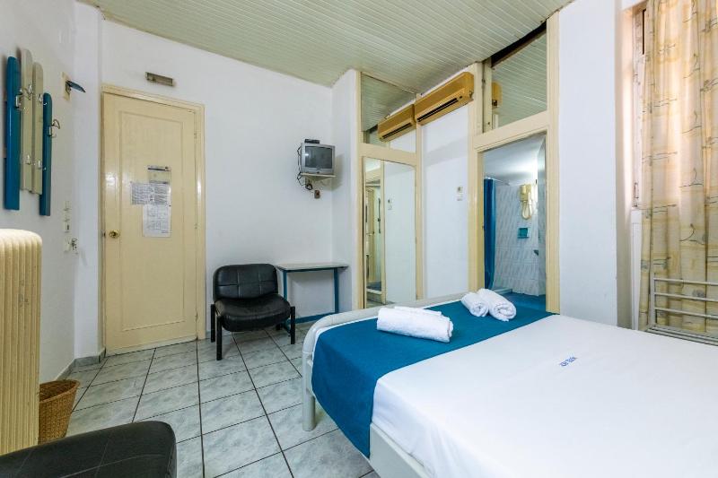 Double Room image 3