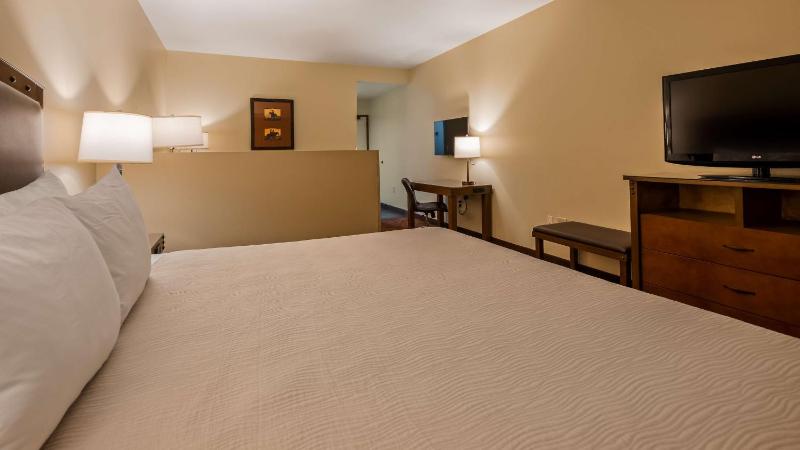 King Room with Shower - Non-Smoking/Disability Access/Pet Friendly image 2