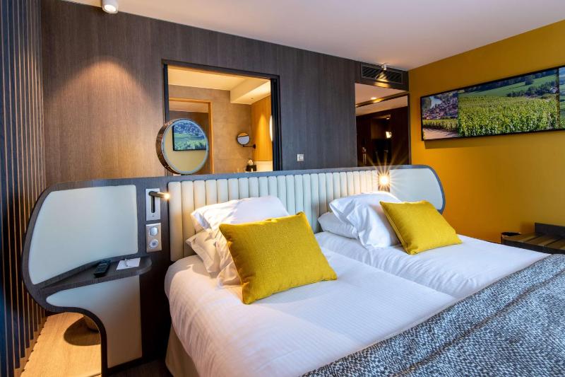 Privilege Room with 2 Single beds image 3