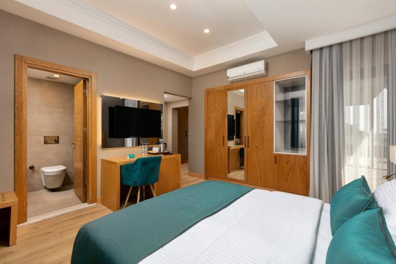 Deluxe Double Room with Balcony and Sea View image 1