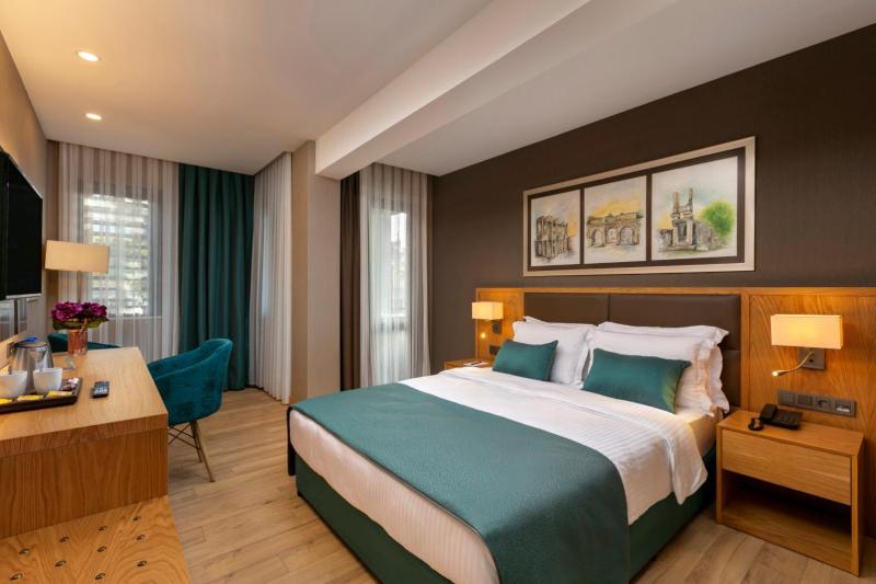 Standard Double Room image 3