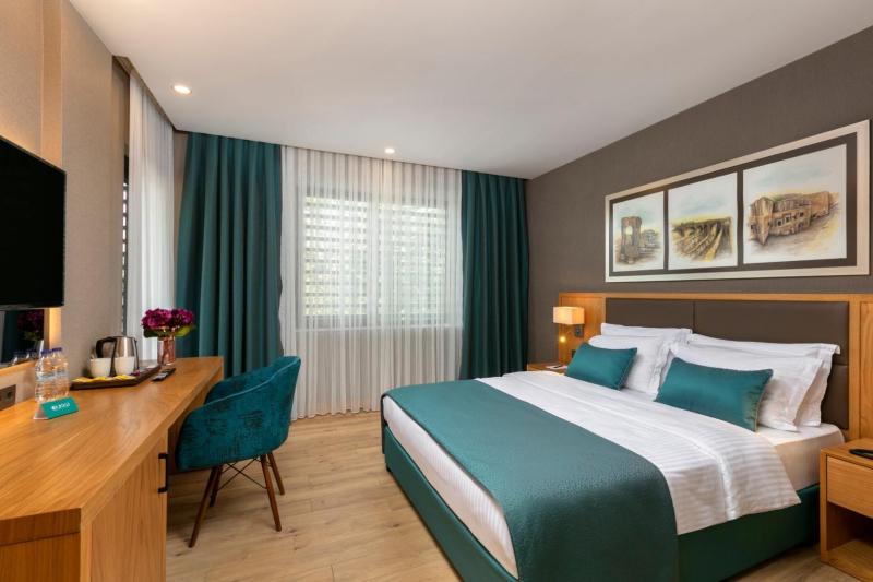Deluxe Double Room with Balcony and Sea View image 3