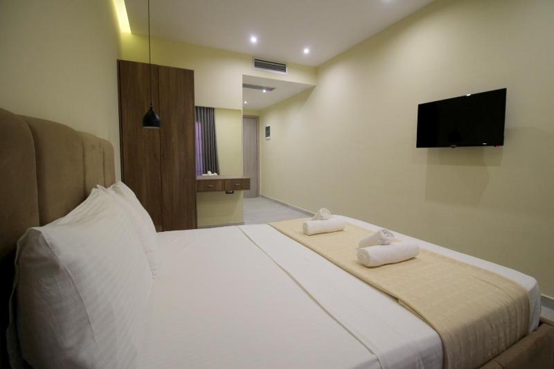 Double Room with Balcony image 3