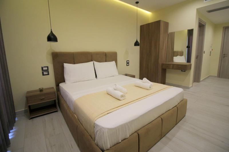 Double Room with Balcony image 2