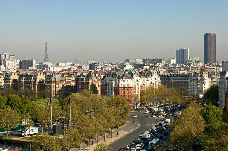 Executive Queen Room with Eiffel Tower View image 3