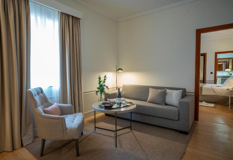 Junior Suite with Spa Access image 2