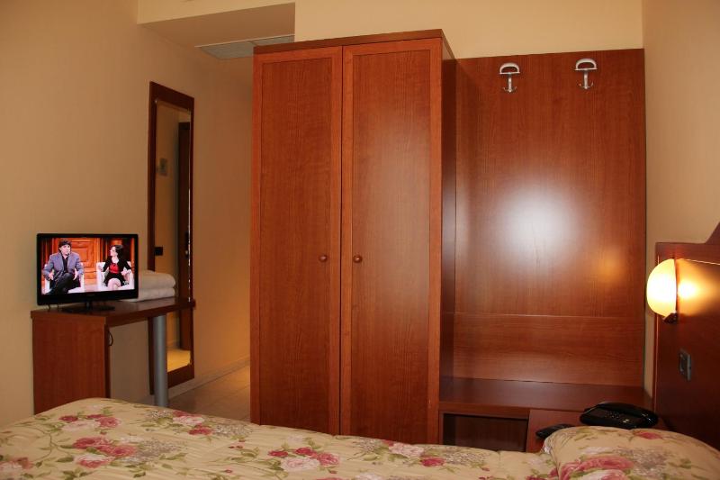 Single Room image 3