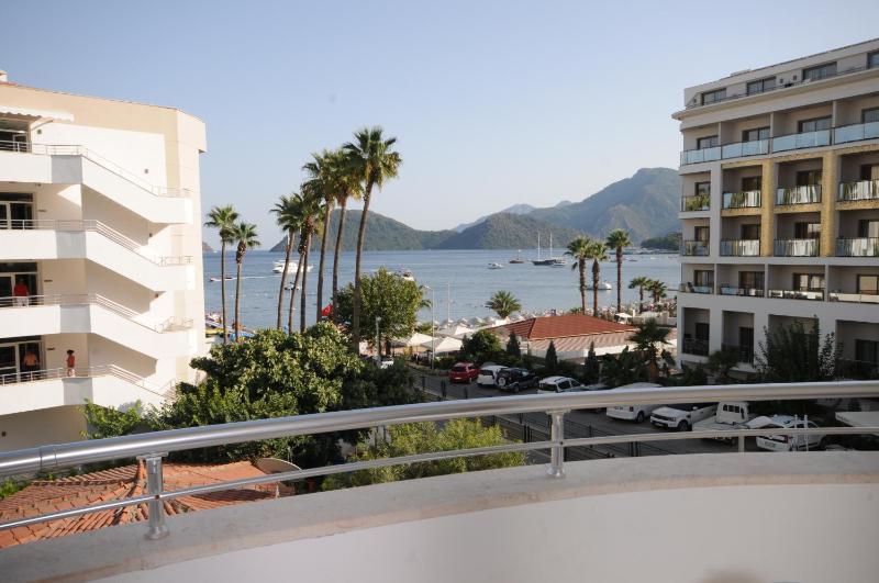 Double or Twin Room with Partial Sea View image 1
