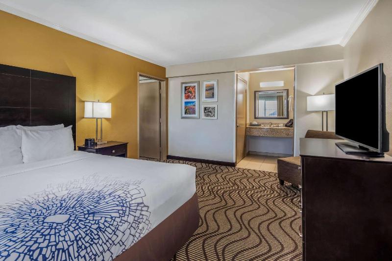 One-Bedroom Family Queen Suite - Non-Smoking image 2