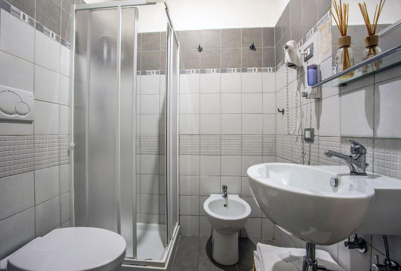 Triple Room with Private Bathroom image 3