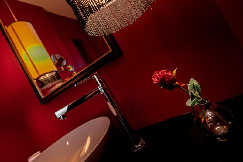 Deluxe King Room image 4