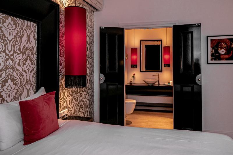 Deluxe King Room image 2