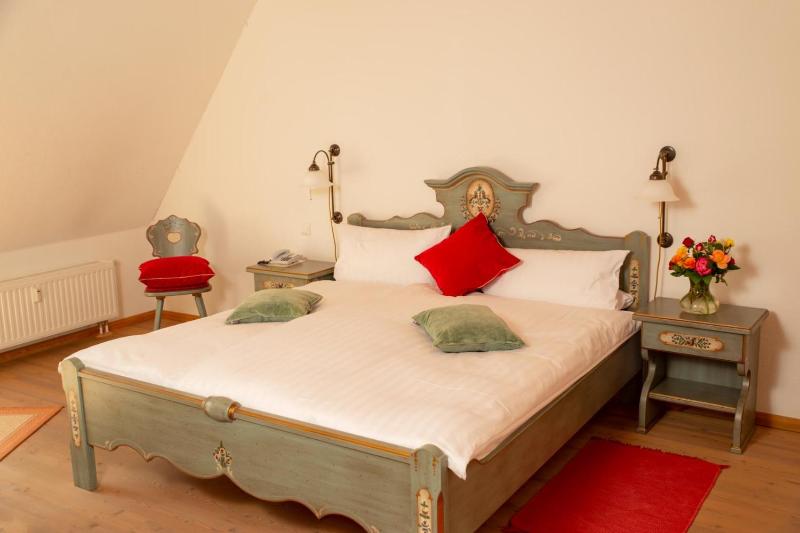 Large Double Room image 4