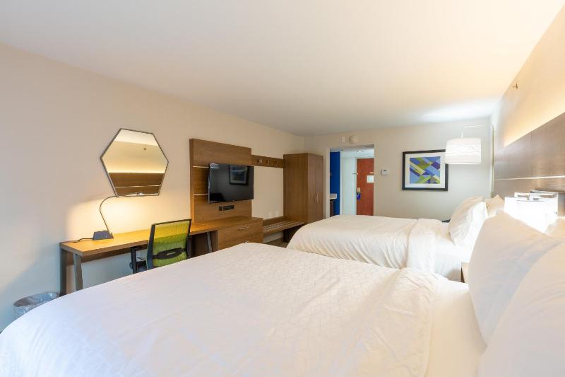 Standard Room with Two Queen Beds image 4