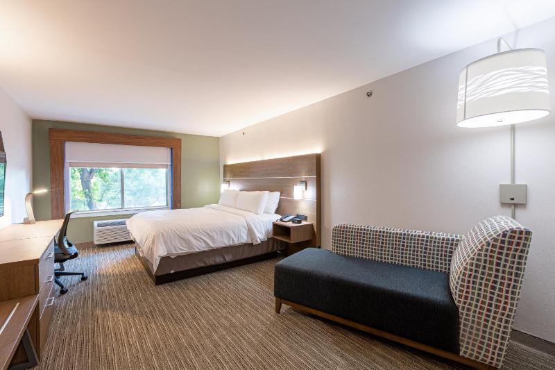 Standard King Room image 3