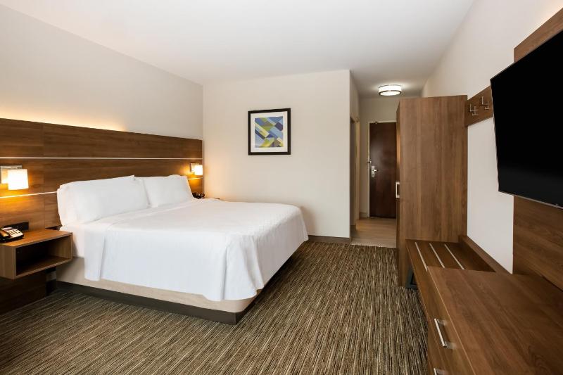 Standard King Room image 2
