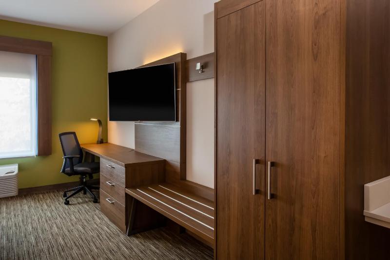 Standard Room with Two Queen Beds image 4