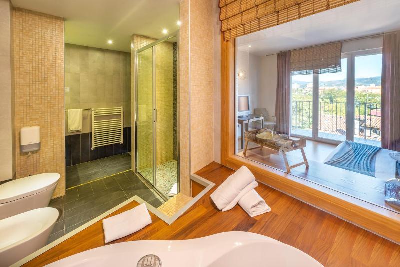 Deluxe Suite with Spa Bath image 1