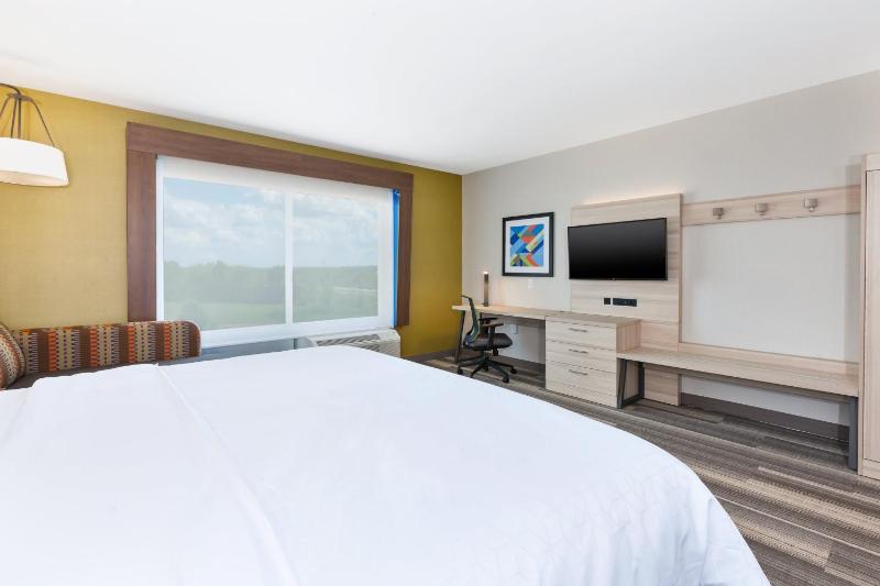 Standard King Room image 3