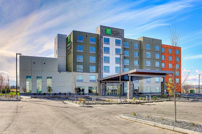 Holiday Inn Express and Suites Calgary Airport Trail NE By IHG - image 1