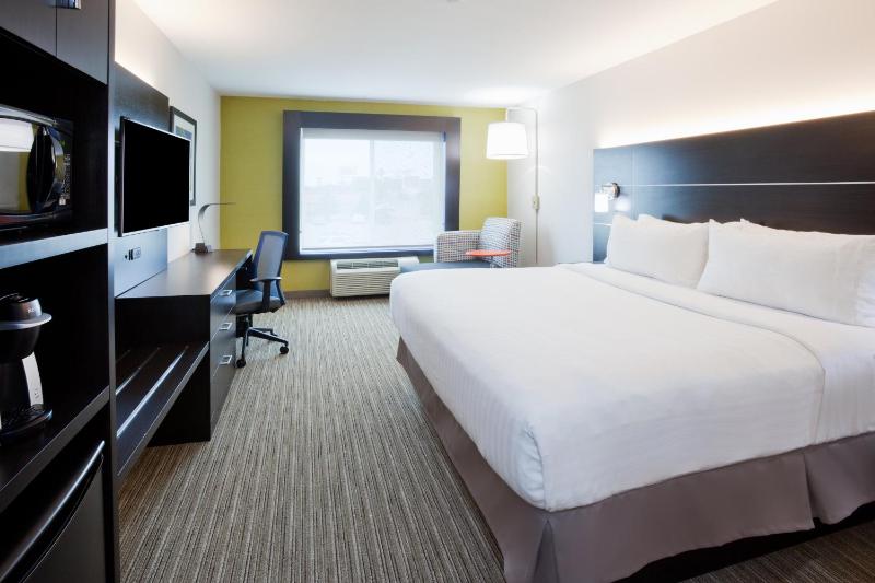 Standard King Room image 3