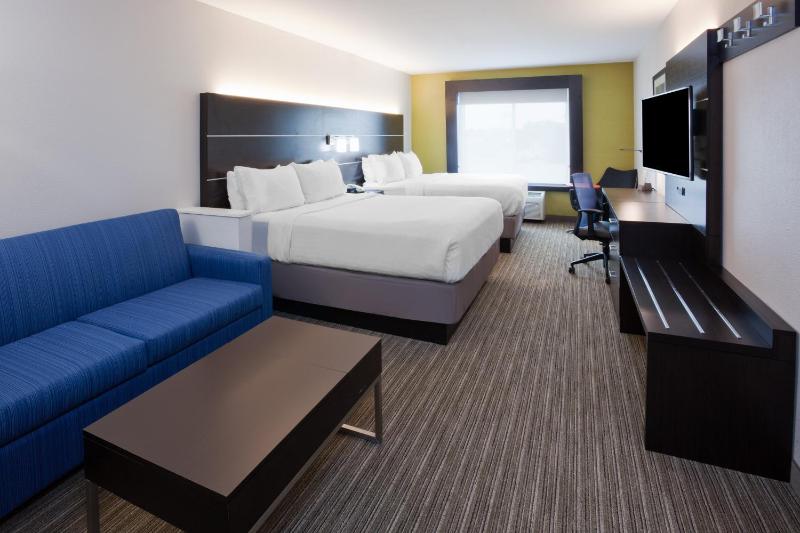 Queen Suite with Two Queen Beds image 2