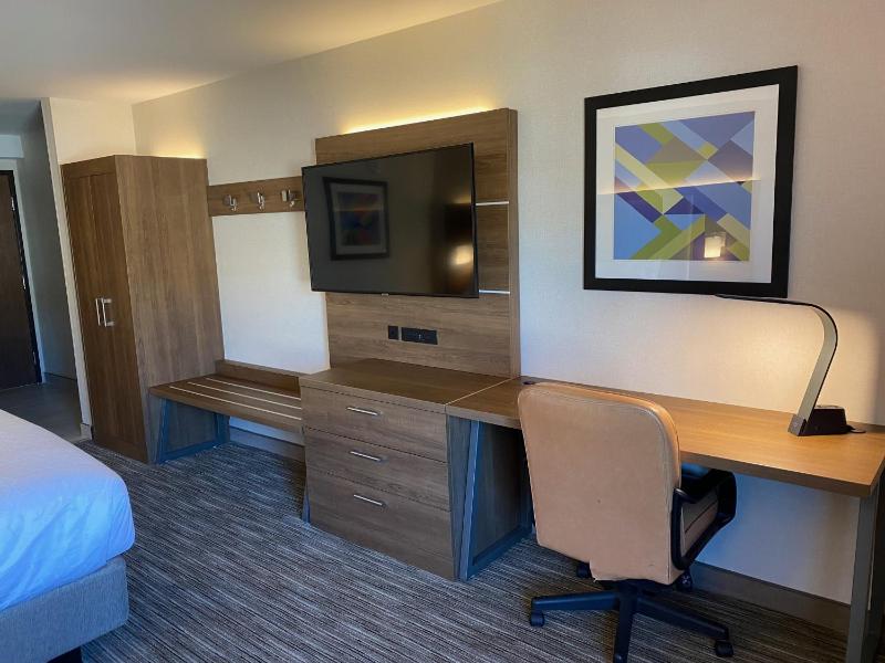 Standard King Room image 4