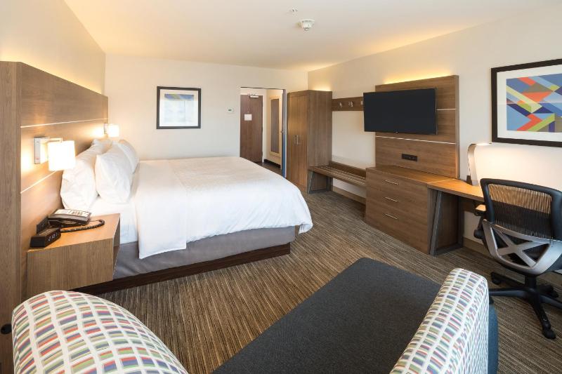 Standard King Room image 3