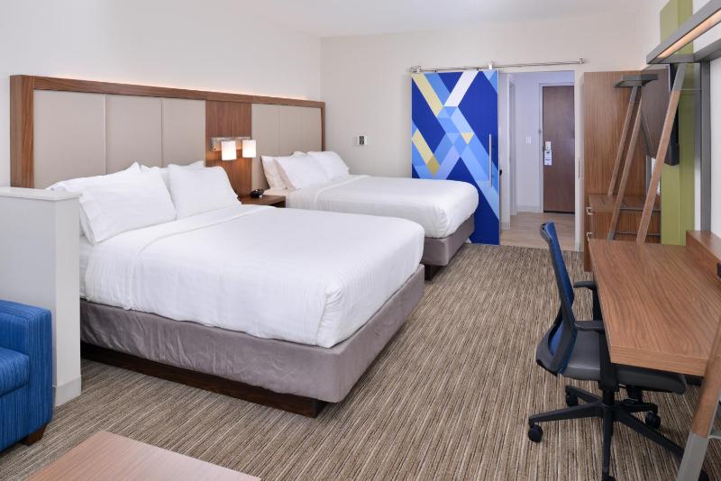 Queen Suite with Two Queen Beds image 3