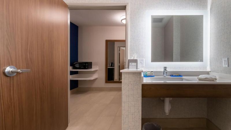 King Room - Mobility Access/Hearing Accessible image 4