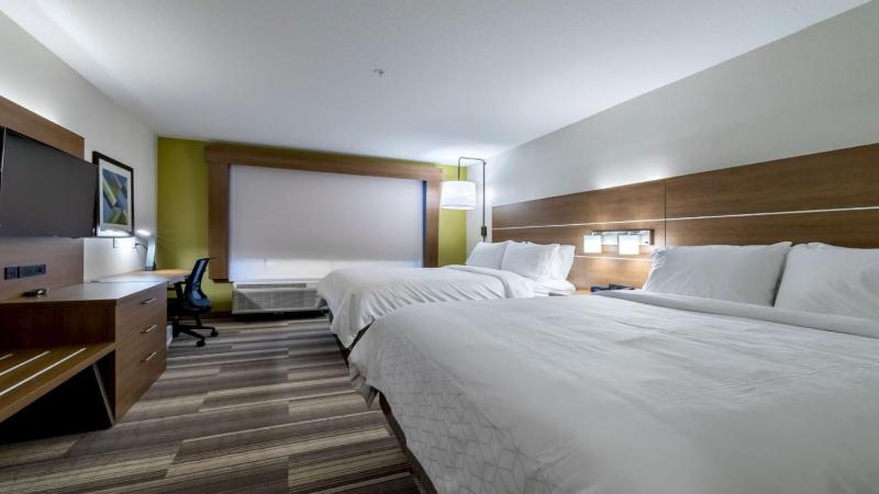 Standard Queen Room with Two Queen Beds image 2