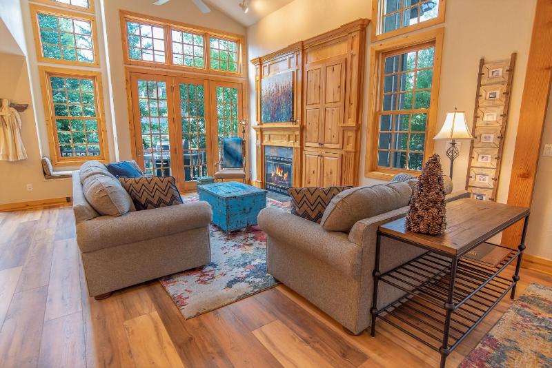 White Wolf Mountain Air Townhome: Elegant Retreat - image 17