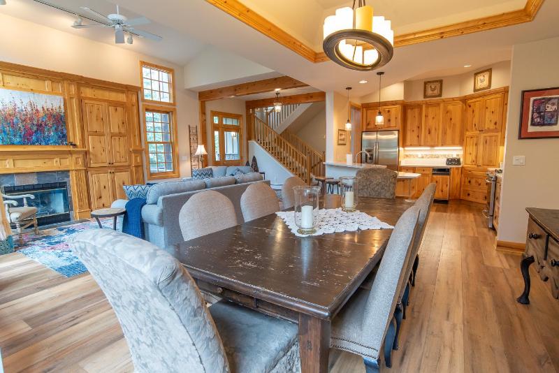 White Wolf Mountain Air Townhome: Elegant Retreat - image 12