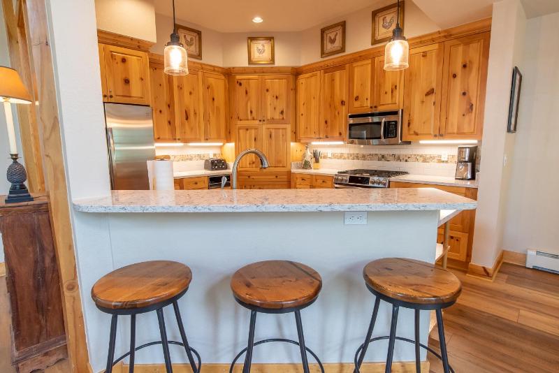 White Wolf Mountain Air Townhome: Elegant Retreat - image 27