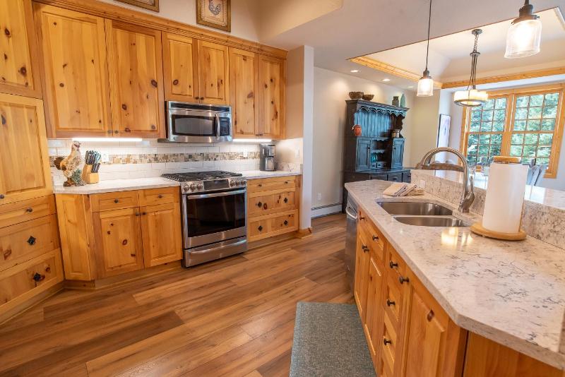 White Wolf Mountain Air Townhome: Elegant Retreat - image 26