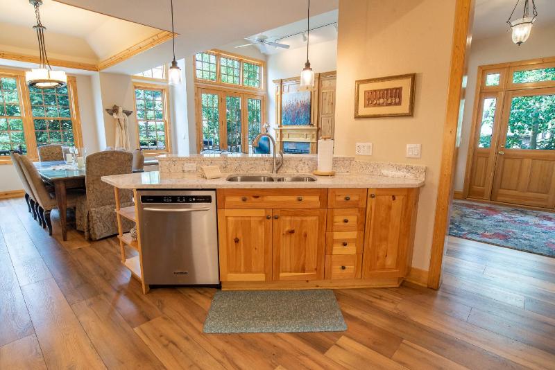 White Wolf Mountain Air Townhome: Elegant Retreat - image 8