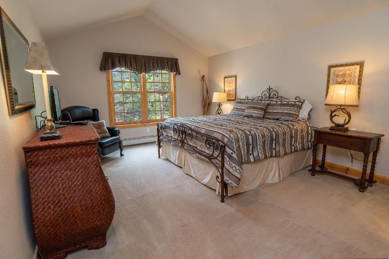 White Wolf Mountain Air Townhome: Elegant Retreat - image 25