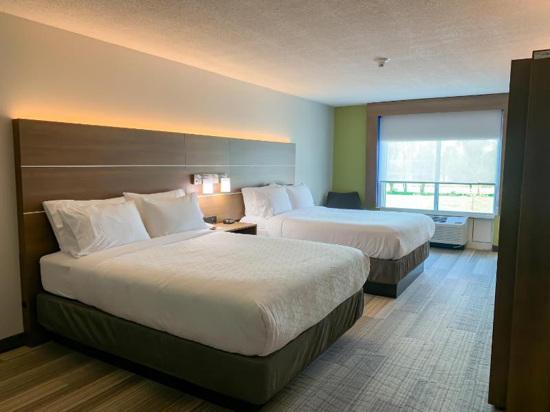Standard Queen Room with Two Queen Beds image 2