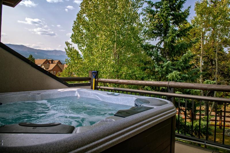 Corral at Breckenridge Raven Condo: Soaking Tub Views - image 16