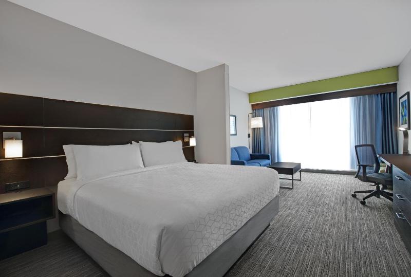 King Suite with Sofa Bed image 4