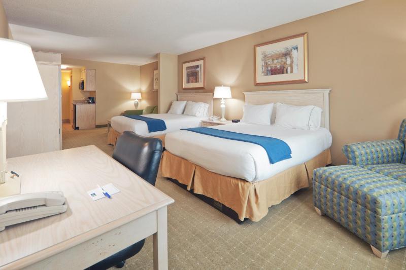Standard Queen Room with Two Queen Beds image 1