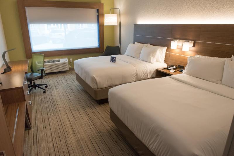 Standard Queen Room with Two Queen Beds and Mobility Accessible Tub image 3
