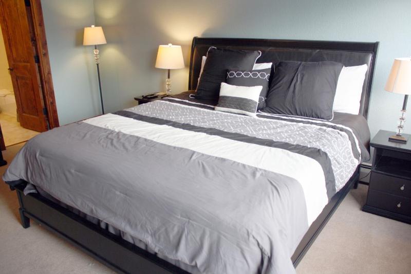 Pinecreek #E - 3 BR - Pool and Hot Tub Access - Close to Town - Shuttle to Slopes - image 3