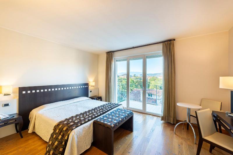 Superior Double Room with Balcony image 4