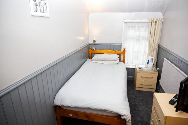 Single Room with Shared Shower and Toilet image 2